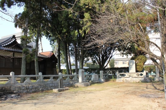 左、児玉神社