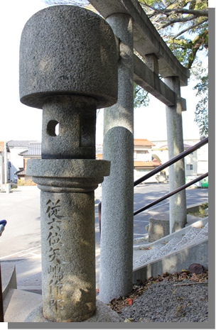 昔の参道入り口にある電気事業の父矢嶋作郎奉納の石灯籠
